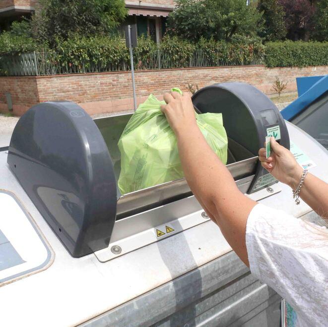 Differenziata porta a porta. Il passaggio dei tutor con doppia valenza: consegna dei kit e spiegazioni ai cittadini 