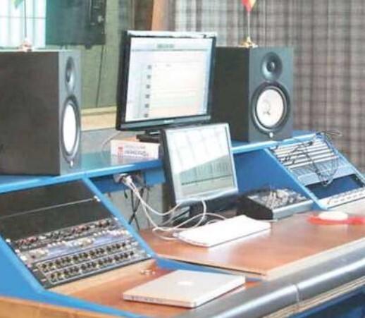 Decine di musicisti raggirati online Via al processo per un formiginese