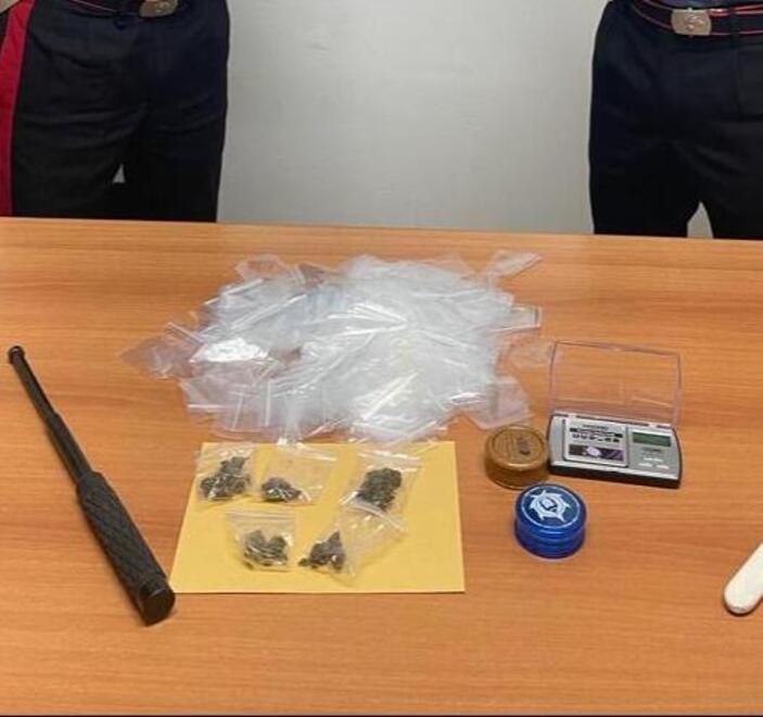 Castelvetro In auto con lo sfollagente e la marijuana 