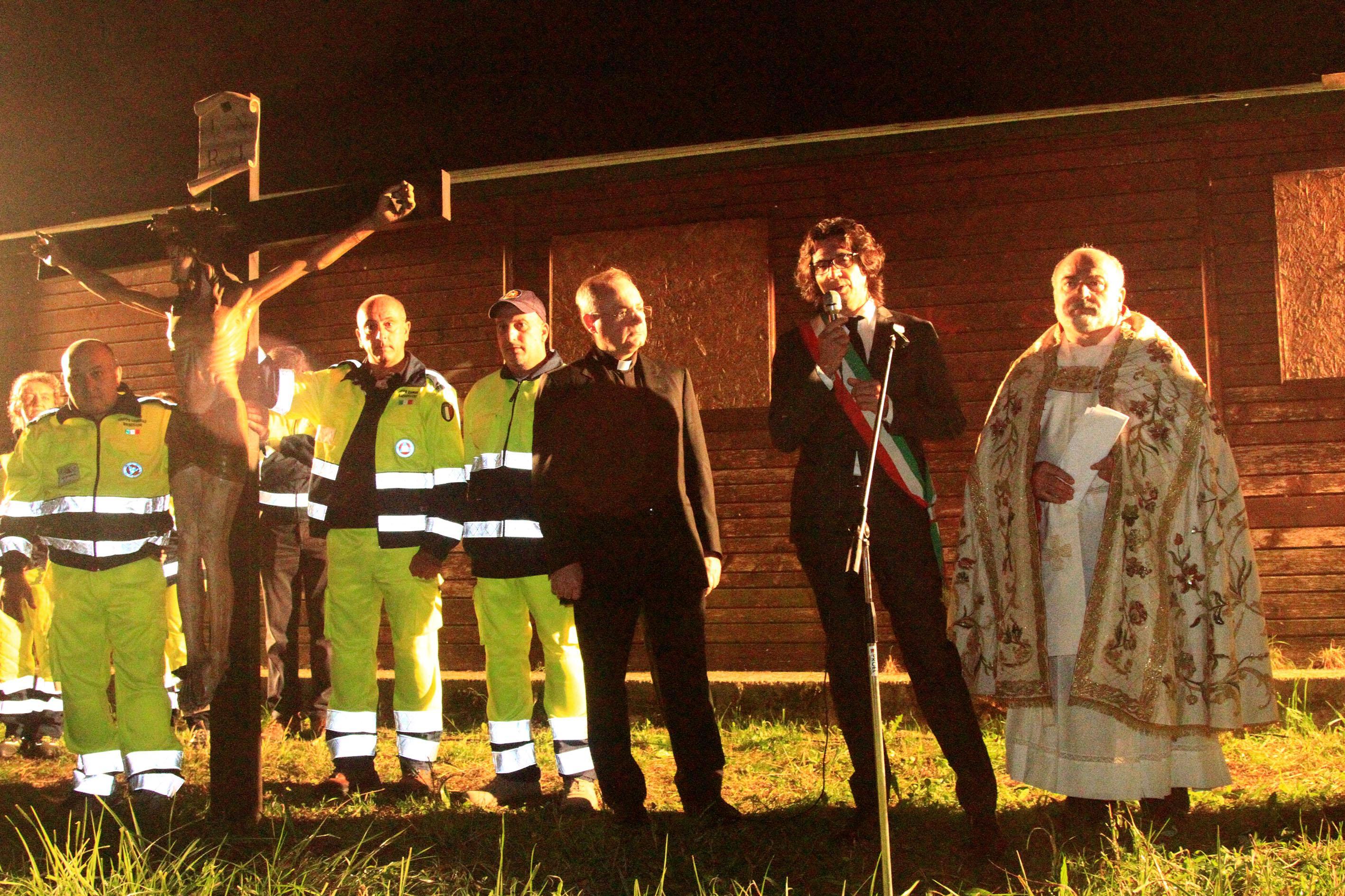 Don Evandro alla processione: "Brescello non è mafiosa" 