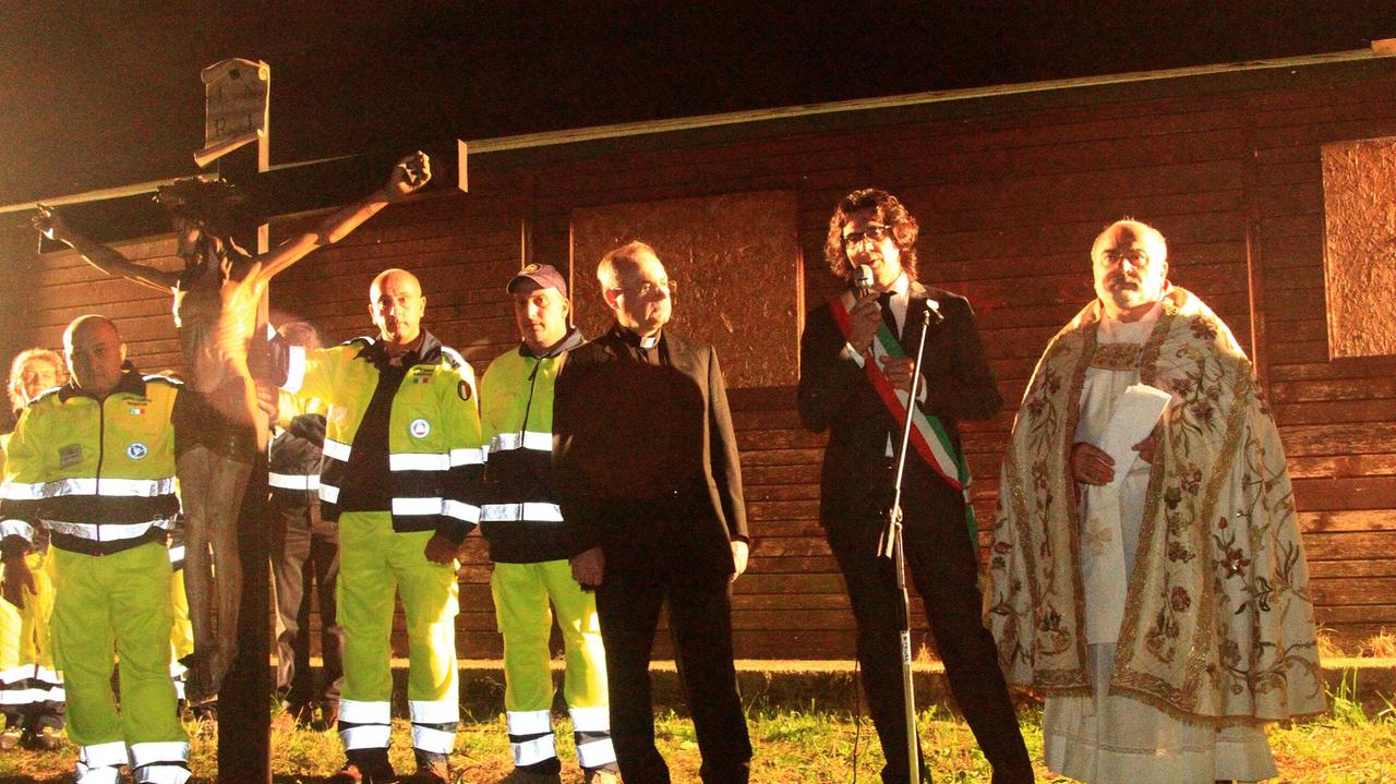 Don Evandro alla processione: "Brescello non è mafiosa"