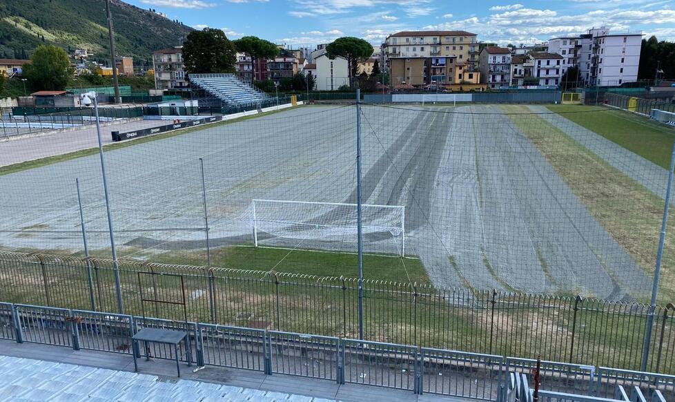 Prato, lo stadio si rifà il look: ecco il nuovo manto erboso 