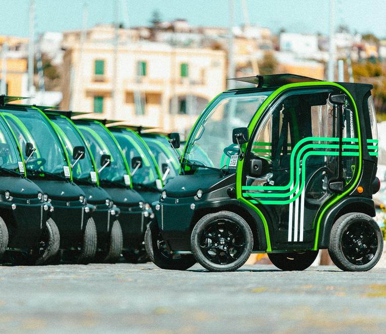 In giro nel borgo al volante dei Birò Ecco 32 mini mezzi elettrici a Peccioli