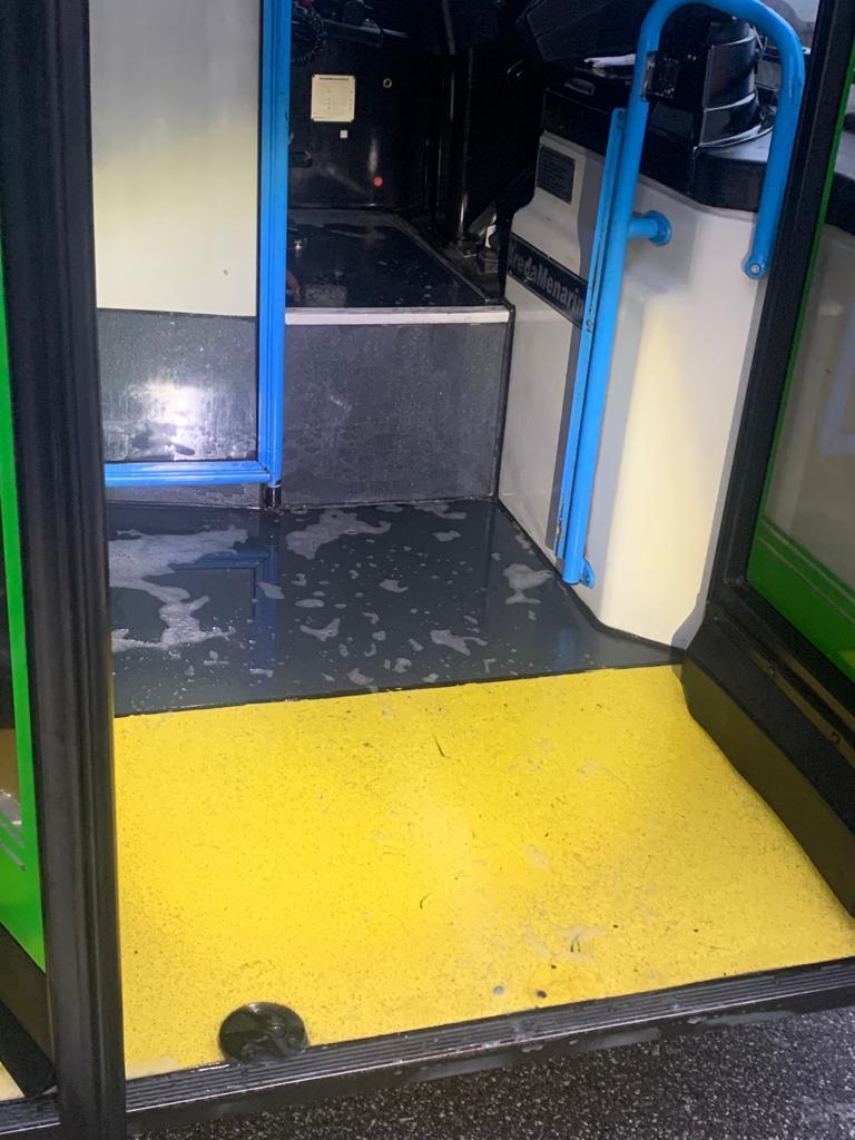 
	La schiuma degli estintori svuotati sul bus

