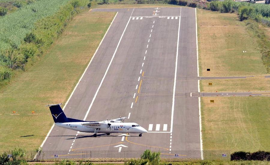 
	La pista dell'aeroporto di Marina di Campo

