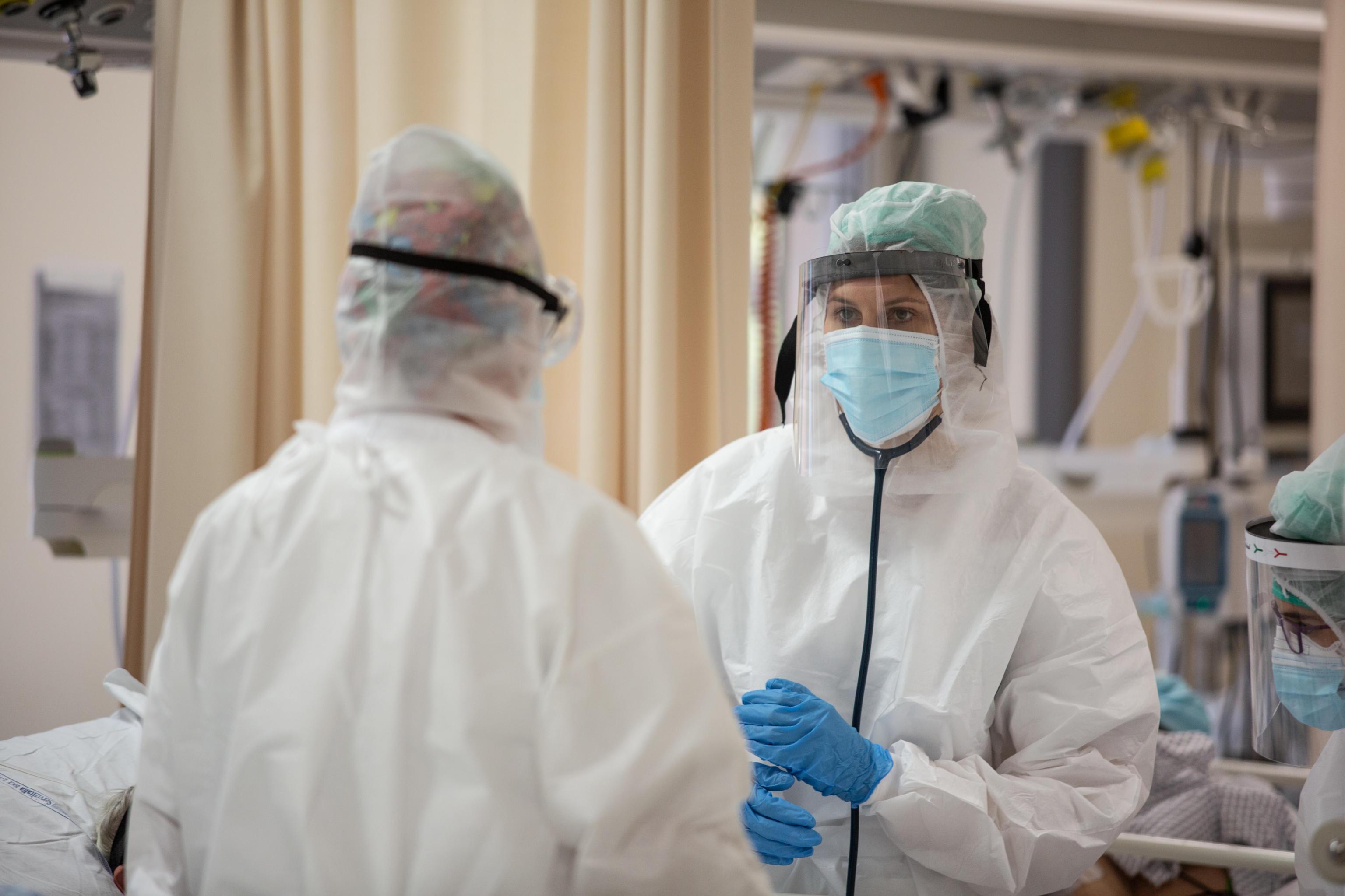 Via la mascherina, ma resta l’obbligo per gli ospedali 