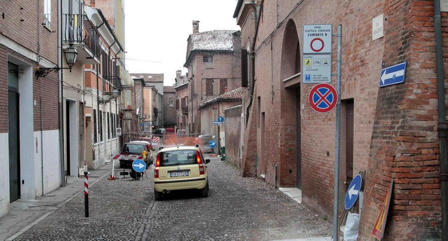 Ferrara, multe “seriali” per tremila euro: la beffa del pass Ztl scaduto