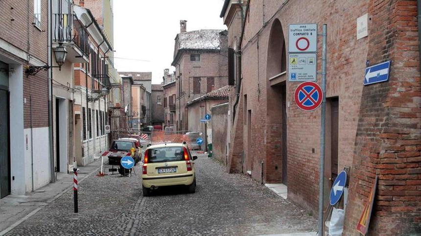 Ferrara, multe “seriali” per tremila euro: la beffa del pass Ztl scaduto