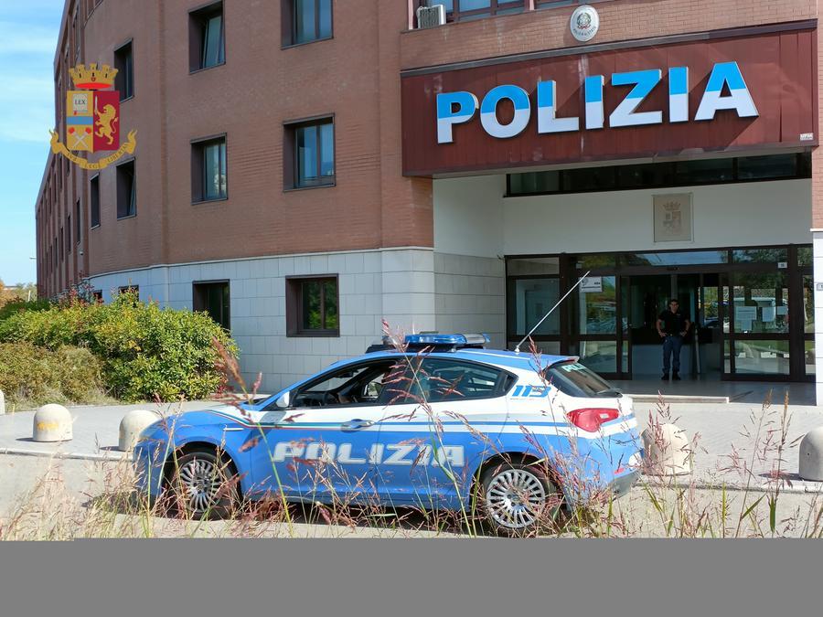 Modena, tenta di rapinare la borsa a una donna: arrestato