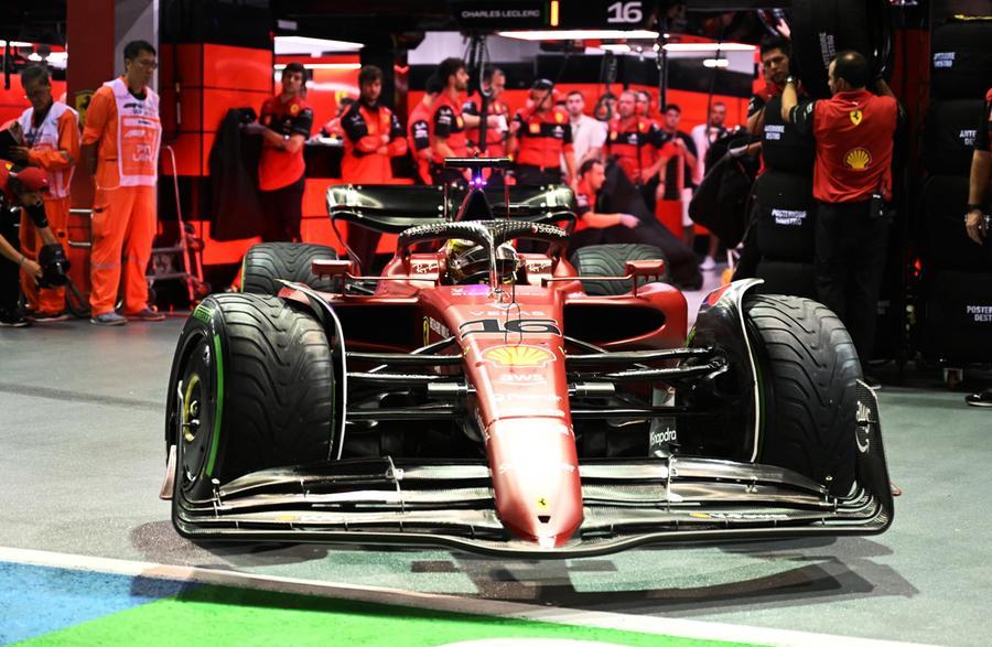 Gp Singapore, Leclerc su Ferrari si prende la pole davanti a Perez e Hamilton. Quarto Sainz