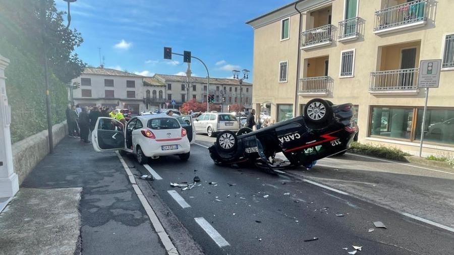 Ruba tre auto e in fuga causa un incidente facendo ribaltare l’auto dei carabinieri e uccide un ciclista – Video