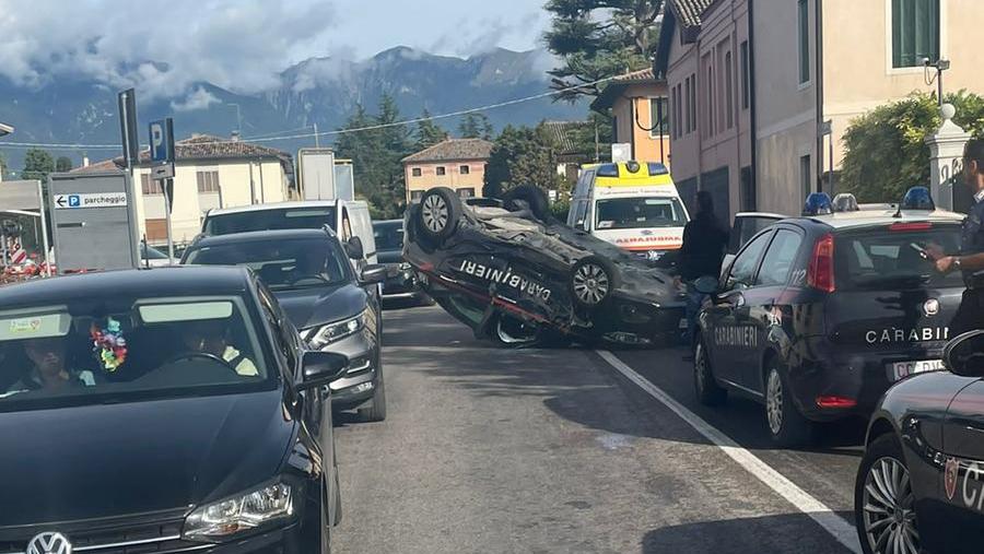Ruba tre auto e  in fuga causa un incidente facendo ribaltare l’auto dei carabinieri e uccide un ciclista – Video