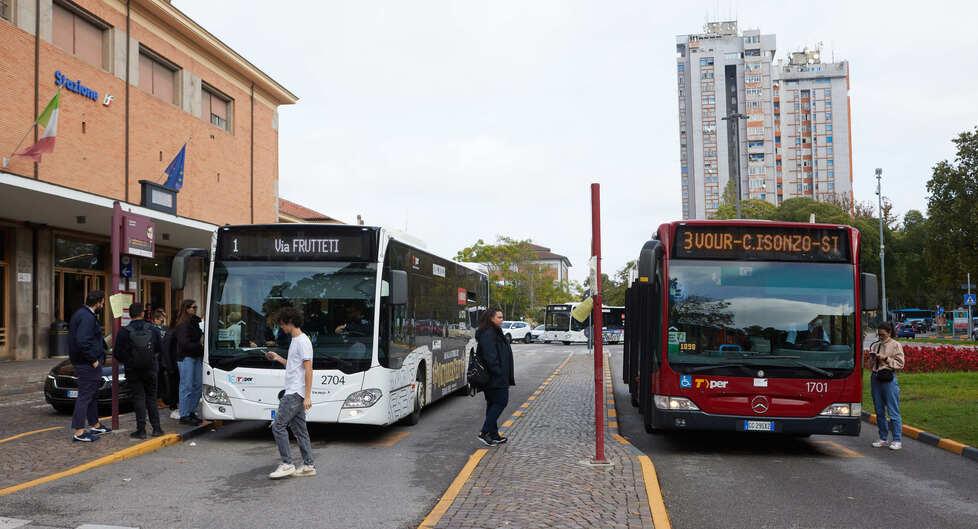 In treno e sul bus senza più mascherina: «Era ora, ma ne porto sempre una con me»