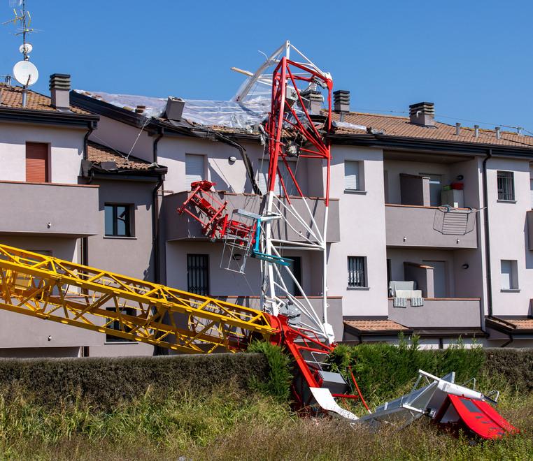 La gru crollata sulle case a Boara. Tecnici al lavoro per stimare i danni