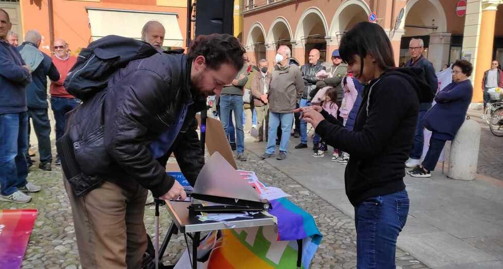 Modena. Bollette distrutte in piazza: «Pronti a non pagarle»