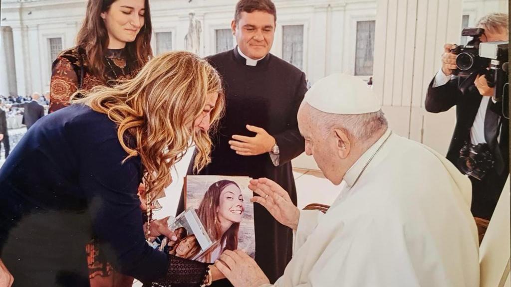 L'immagine di Martina Berluti mostrata al Papa durante l'udienza del mercoledì