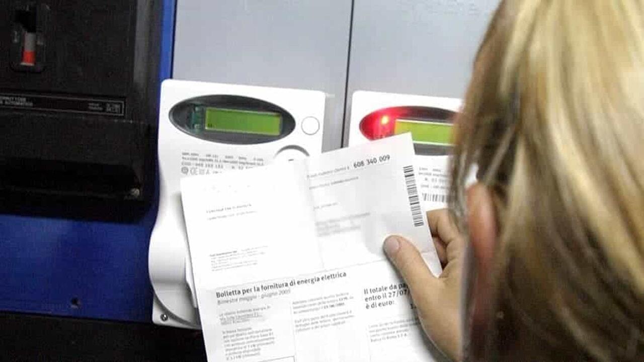 Luce e gas, recessi unilaterali: anziani nel mirino. Perché succede e le conseguenze