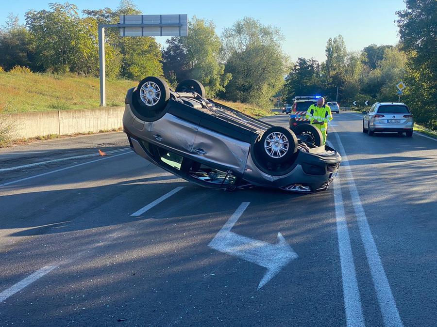 Incidente sull’Estense a Serra: ferito 23enne sull’auto capottata