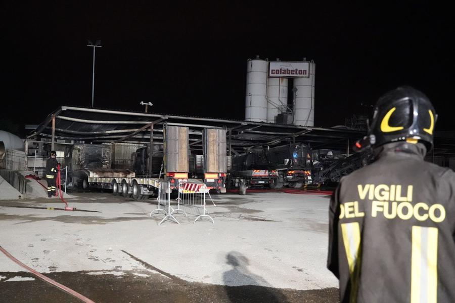 
	I vigili del fuoco impegnati nelle operazioni per spegnere l'incendio alla ditta Slesa di Ponsacco

