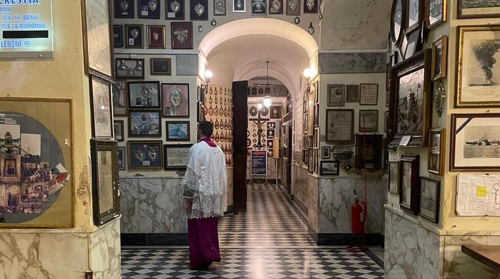 Alcuni ex-voto con messaggi accompagnati da fotografie e articoli di giornale