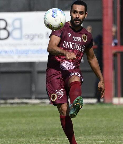 Sopra Samon Rodriguez, attaccante