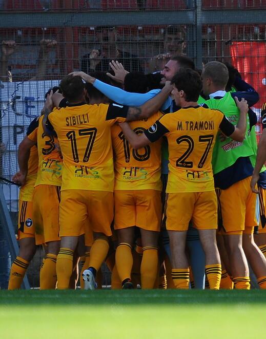 Un significativo abbraccio di gruppo tra i nerazzurri dopo il primo gol (foto agenzia Sestini)