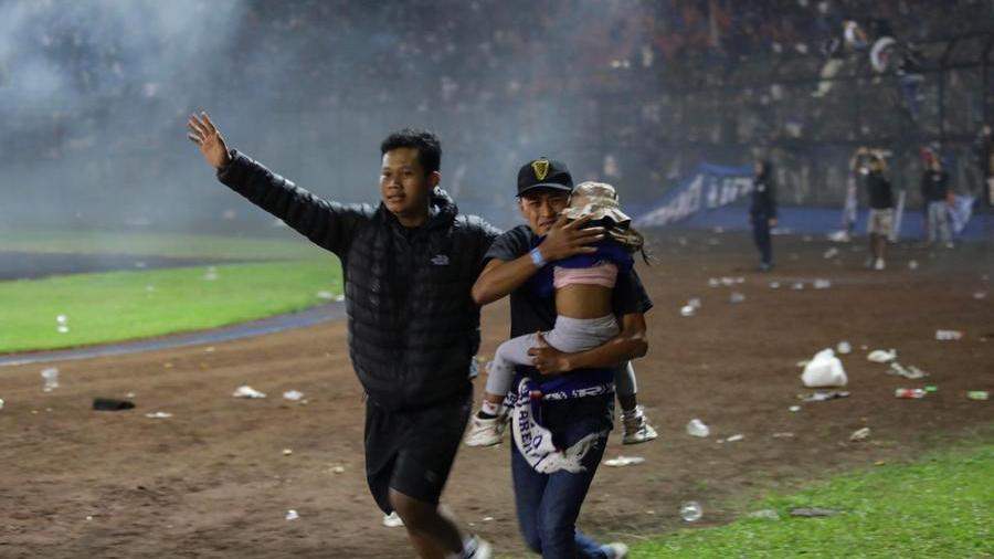 Indonesia, scontri allo stadio dopo una partita calcio: oltre 120 morti 