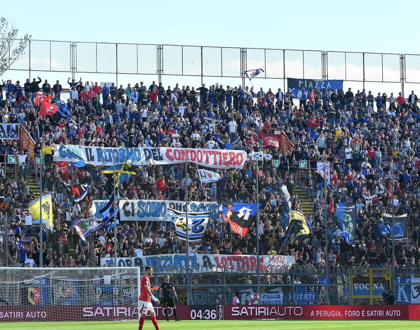 I tifosi nerazzurri al Curi e il loro messaggio dedicato al loro ritorno in panchina di Luca D’Angelo (foto agenzia Sestini)