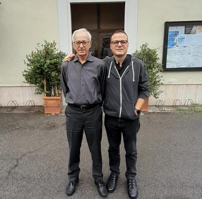Il parroco don Carlo Campinoti, 75 anni, con il suo vice don Federico, 37 anni