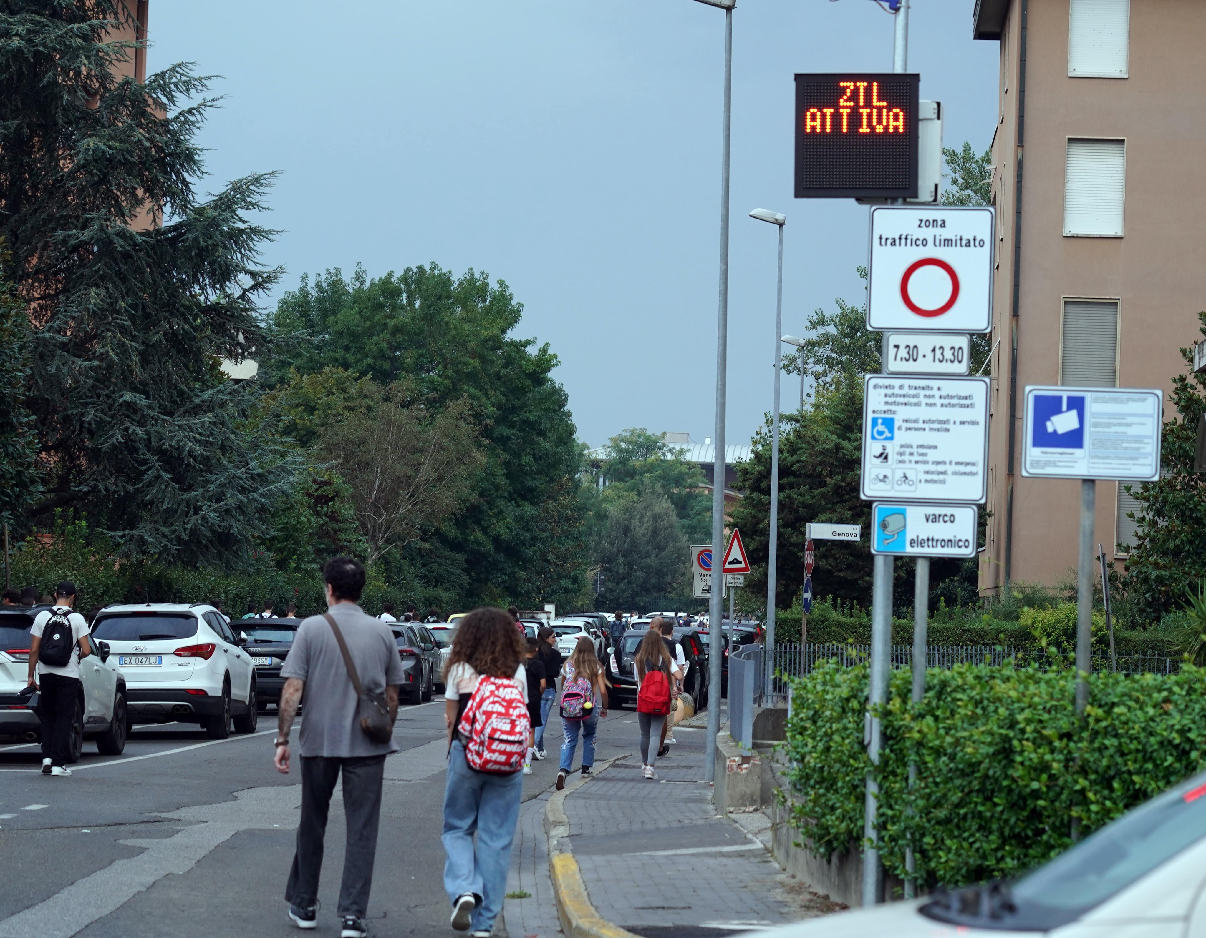 Uno dei varchi della nuova Zona a traffico limitato al villaggio scolastico (Foto Franco Silvi)