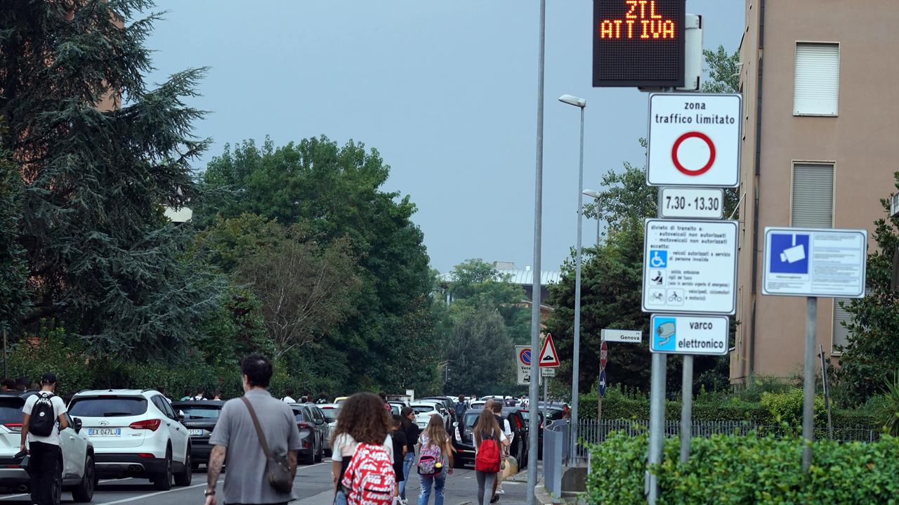 Uno dei varchi della nuova Zona a traffico limitato al villaggio scolastico (Foto Franco Silvi)