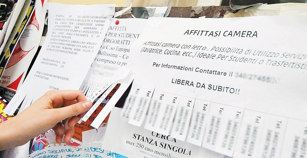 Una bacheca di annunci: gli studenti universitari, a causa del caro prezzi, sono tornati ai metodi tradiziona
