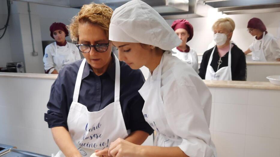 Una studentessa del Datini impegnata nel corso insieme a una non vedente