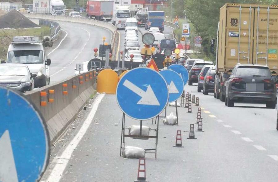 
	Nella foto sopra la coda durante le altre fasi dei lavori che hanno riguardato nei mesi scorsi i circa tre chilometri compresi nel tratto di Fi-Pi-Li tra Montelupo ed Empoli est

