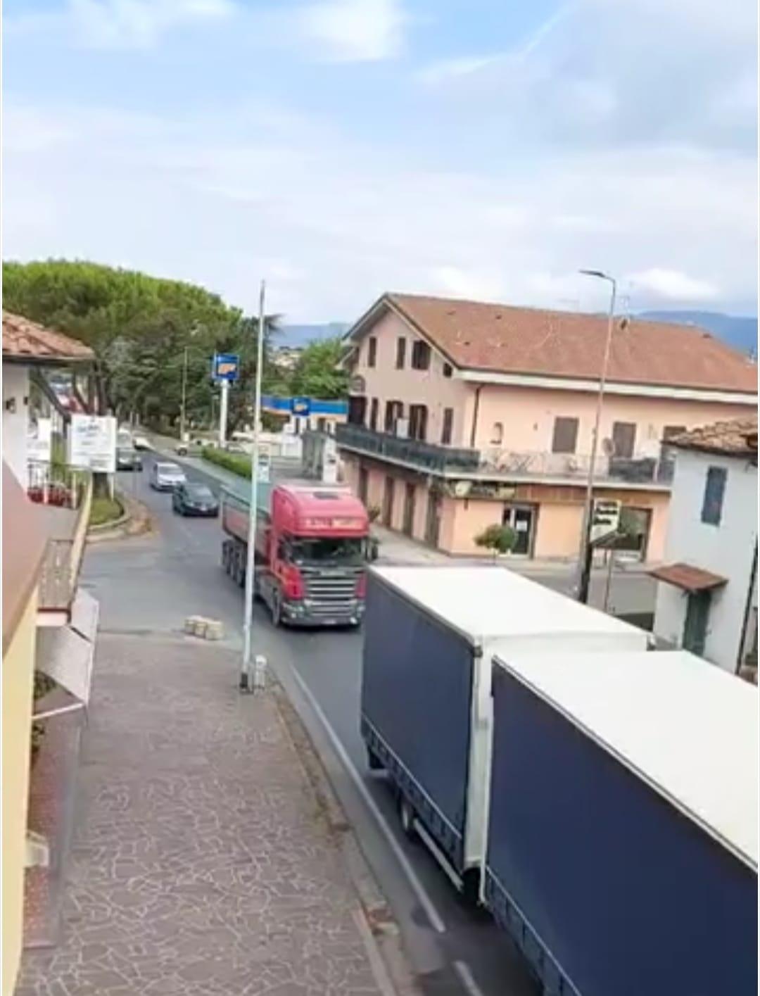 Le telecamere contro il passaggio dei Tir lungo la via Romea ad Altopascio