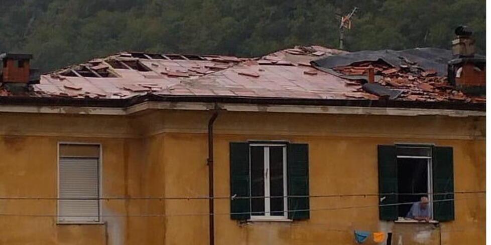 Il tetto della palazzina scoperchiato dalla bufera del 18 agosto