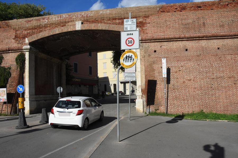 
	Il varco di accesso alla Ztl di Porta Corsi- ca e a sinistra l&rsquo;occhio elettronico (foto Bf)

