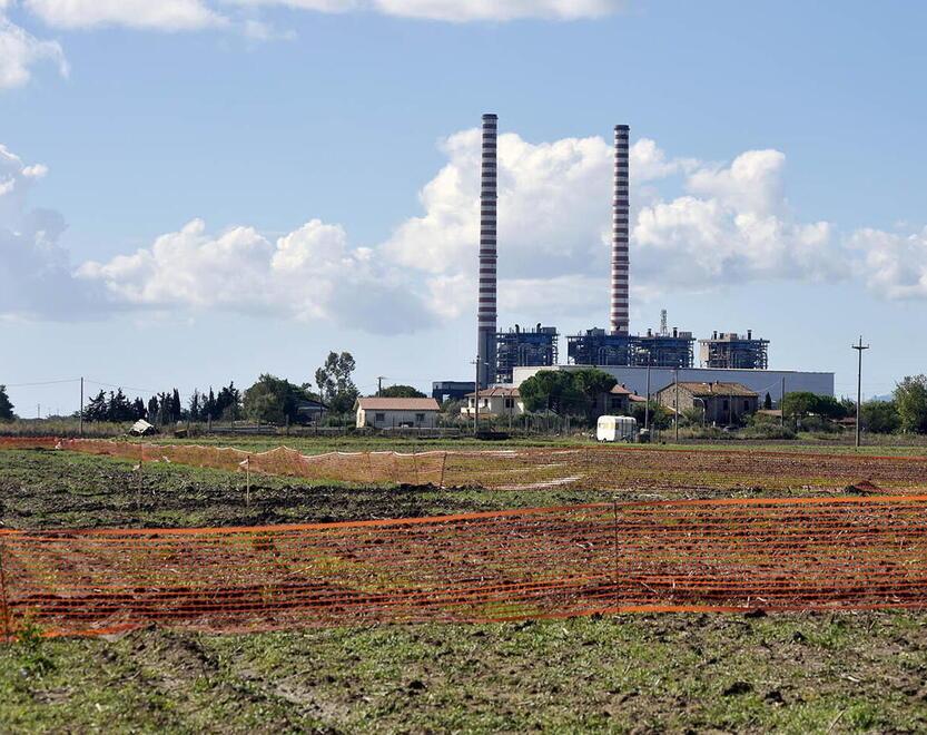 Picchetti e rete di cantiere nei campi di Vignarca (foto di Paolo Barlettani)