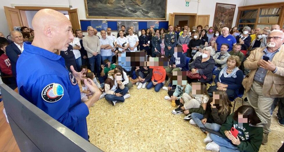 L’incontro tenuto ieri a Marina di Campo da Luca Parmitano