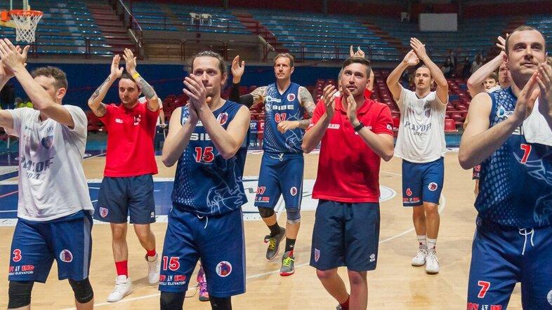 I giocatori dei Dragons al termine della scorsa stagione
