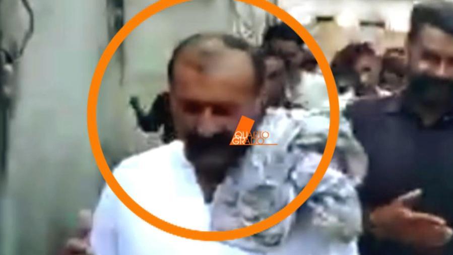 Il padre di Saman libero in Pakistan ripreso mentre è a una processione