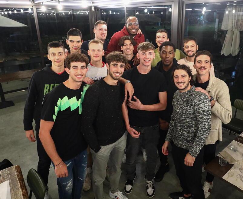 I giocatori della Tesi Group alla serata di presentazione nel locale Fortezza 59 (foto Nucci)
