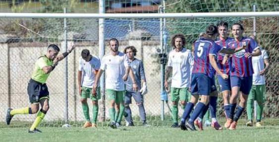 I bluamaranto esultano dopo un gol