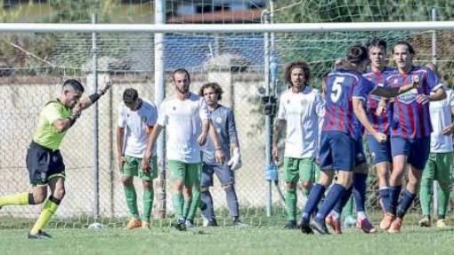 I bluamaranto esultano dopo un gol