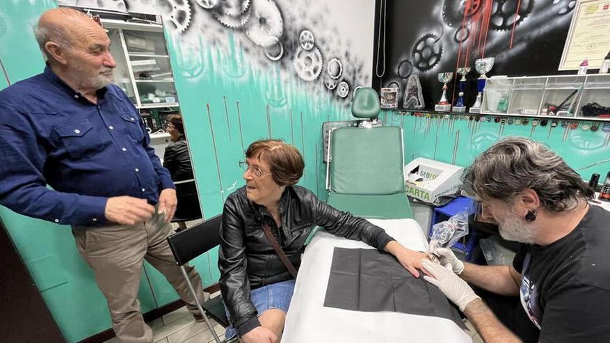 Gaetano e Ila nello studio di Michele Berretta a Pontedera durante il tatuaggio “condiviso” per i 50 anni d’amore (Foto di Franco Silvi)