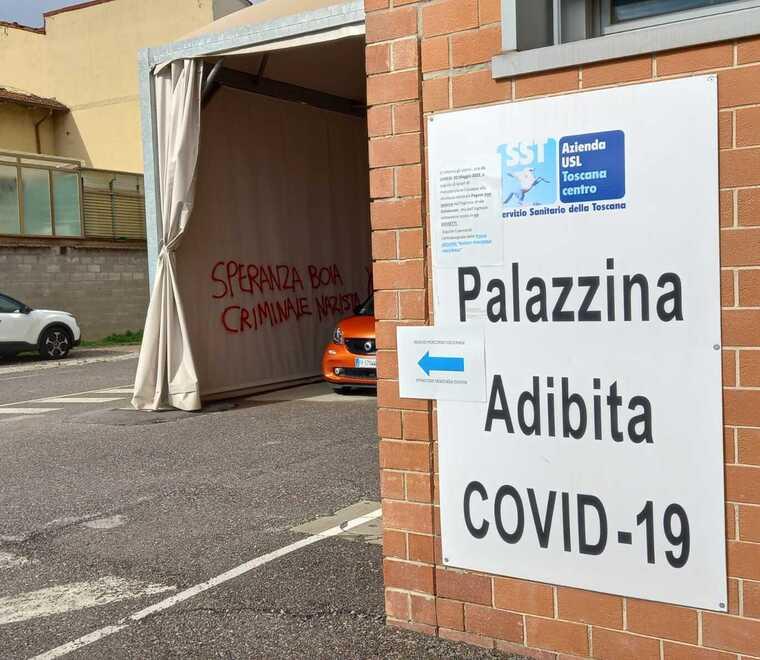 L’ingresso del Centro vaccinale Covid Pegaso in via Galcianese