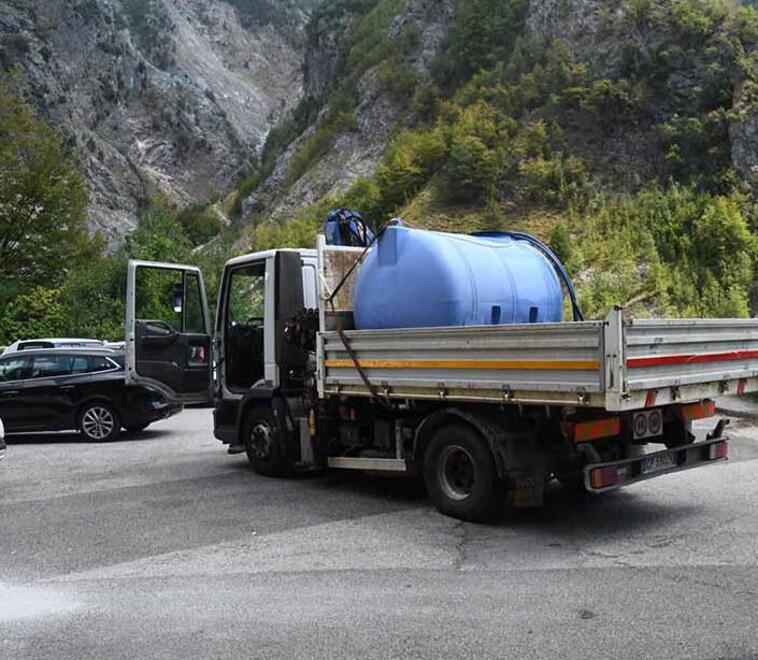 L’autobotte in un paese della nostra montagna