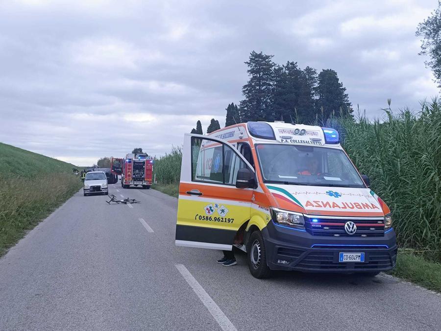 Nugola, tragedia sfiorata: auto si scontrano e travolgono due ciclisti