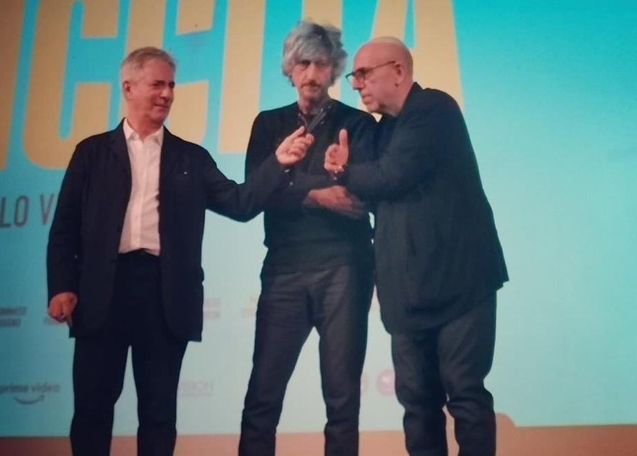 Virzì, la “Siccità” è amaranto: ai 4 Mori l'anteprima del nuovo film è un show. «Qui mi viene il batticuore»