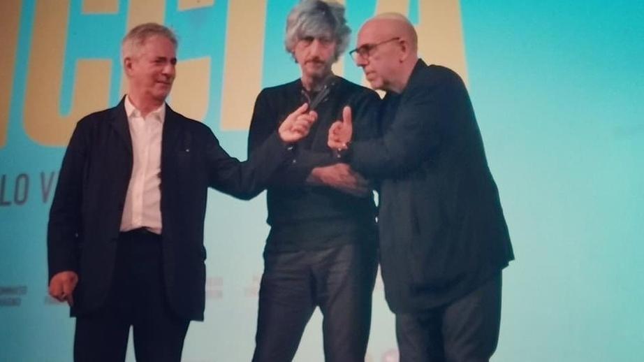 Virzì, la “Siccità” è amaranto: ai 4 Mori l'anteprima del nuovo film è un show. «Qui mi viene il batticuore»